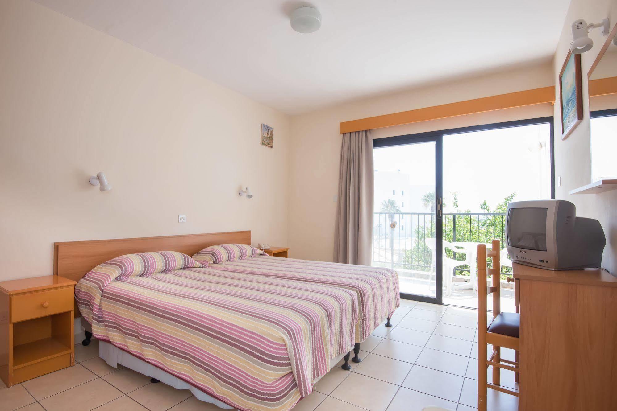 Kkaras Hotel 3 Star Ajía Nápa Kültér fotó